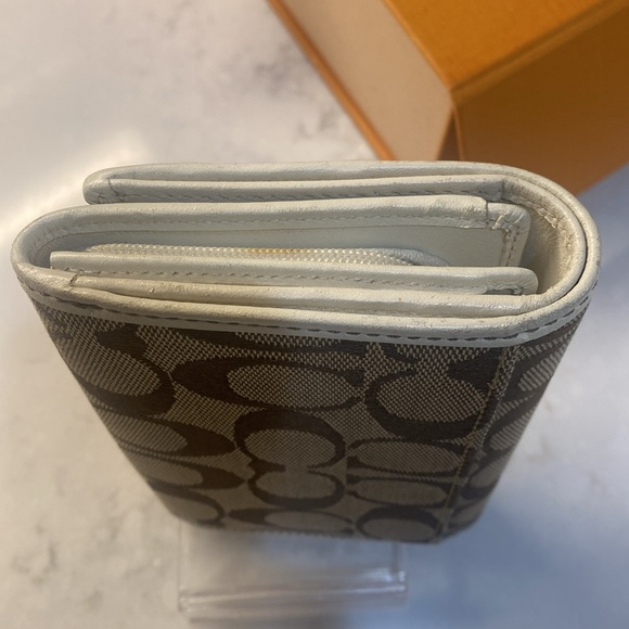 Coach Monogram Wallet in an Excellent Condition - Picture 4 of 11